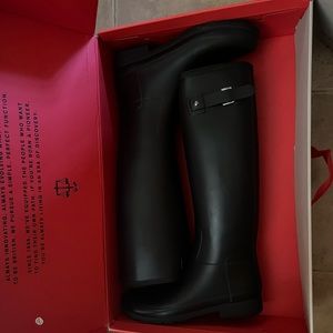 BNIB Hunter boots in black size 9 Refined